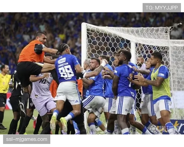 冲突瞬间：双方球员因一次铲抢发生推搡，主裁判迅速控制局面